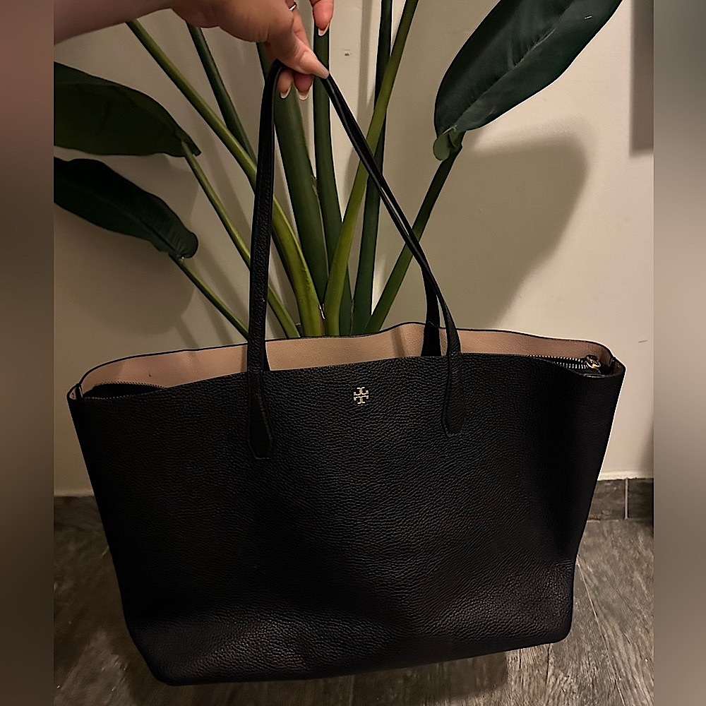 Tory burch tote w/divider inside.